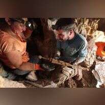 הוצאת החרבות מהכוך שבן הוסתרו במערה. | אמיל אלדג'ם, רשות העתיקות