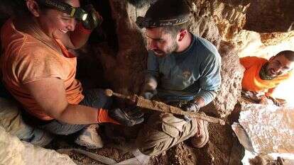 הוצאת החרבות מהכוך שבן הוסתרו במערה. | אמיל אלדג'ם, רשות העתיקות