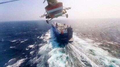 השתלטות כוחות חות'יים על האונייה גלאקסי לידר, שנמצאת בבעלות של איש העסקים רמי אונגר ( | Houthi Military Media/Handout via REUTERS)