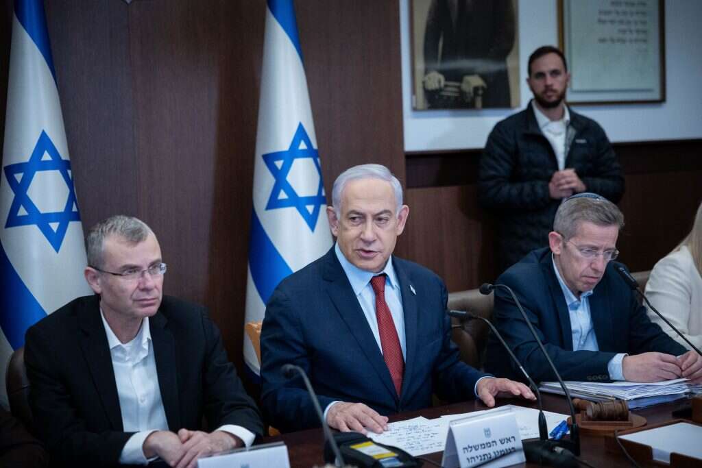 ראש הממשלה נתניהו ושר המשפטים יריב לוין בישיבת ממשלה. | יונתן זינדל, פלאש 90 ראש הממשלה נתניהו ושר המשפטים יריב לוין בישיבת ממשלה. | יונתן זינדל, פלאש 90