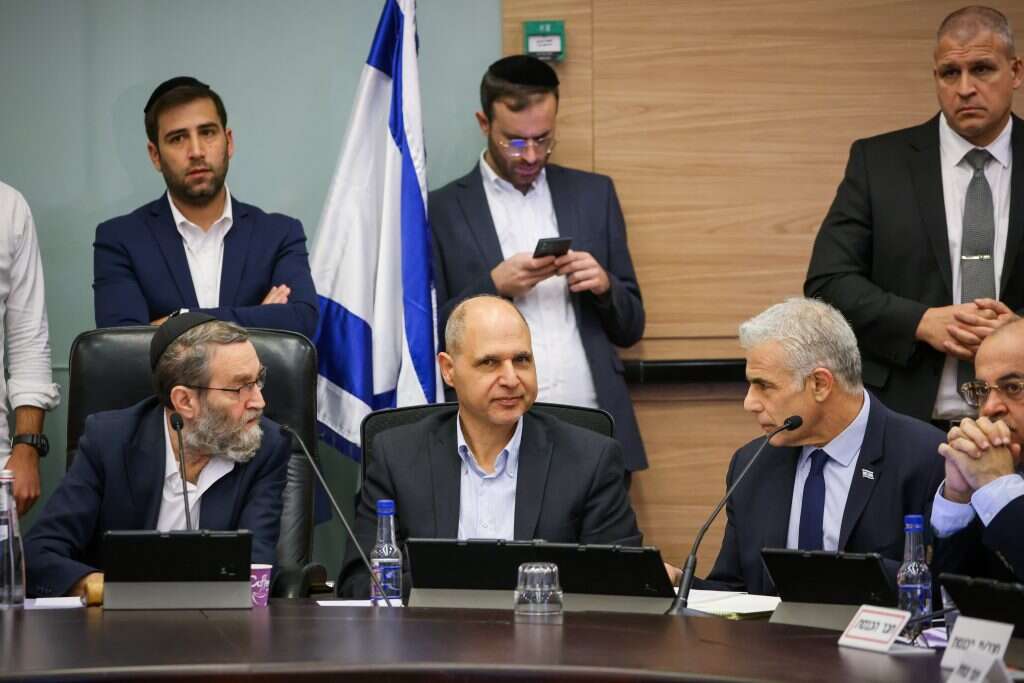 גפני ולפיד בדיון בוועדת הכספים. | נועם מושקוביץ, דוברות הכנסת