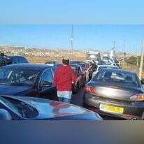 נשות הישוב נוקדים חוסמות את הכניסה לפועלים פלסטינים