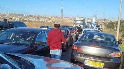 נשות הישוב נוקדים חוסמות את הכניסה לפועלים פלסטינים