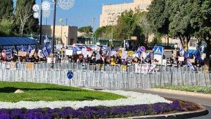 מפגינים מול הכנסת. | עטרה גרמן