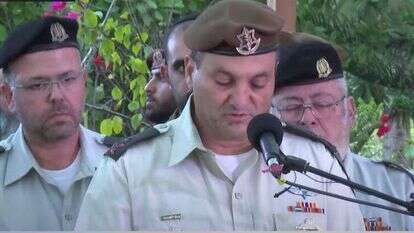 אלוף יניב עשור בהלוויתו של אל"מ יצחק בן בשט ז"ל. | מסך מתוך שידור בערוץ 14