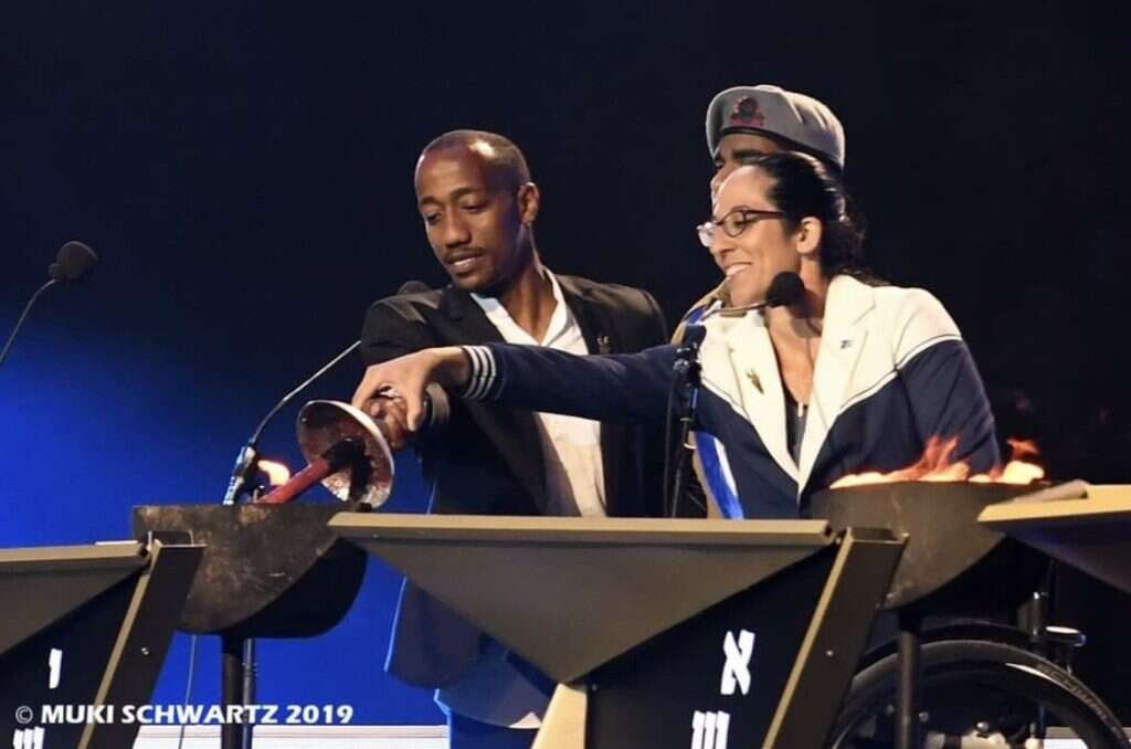 מנשה זלקה מדליק משואה בהר הרצל יחד עם הספורטאית הפאראלימפית, מורן סמואל. | מוקי שוורץ.