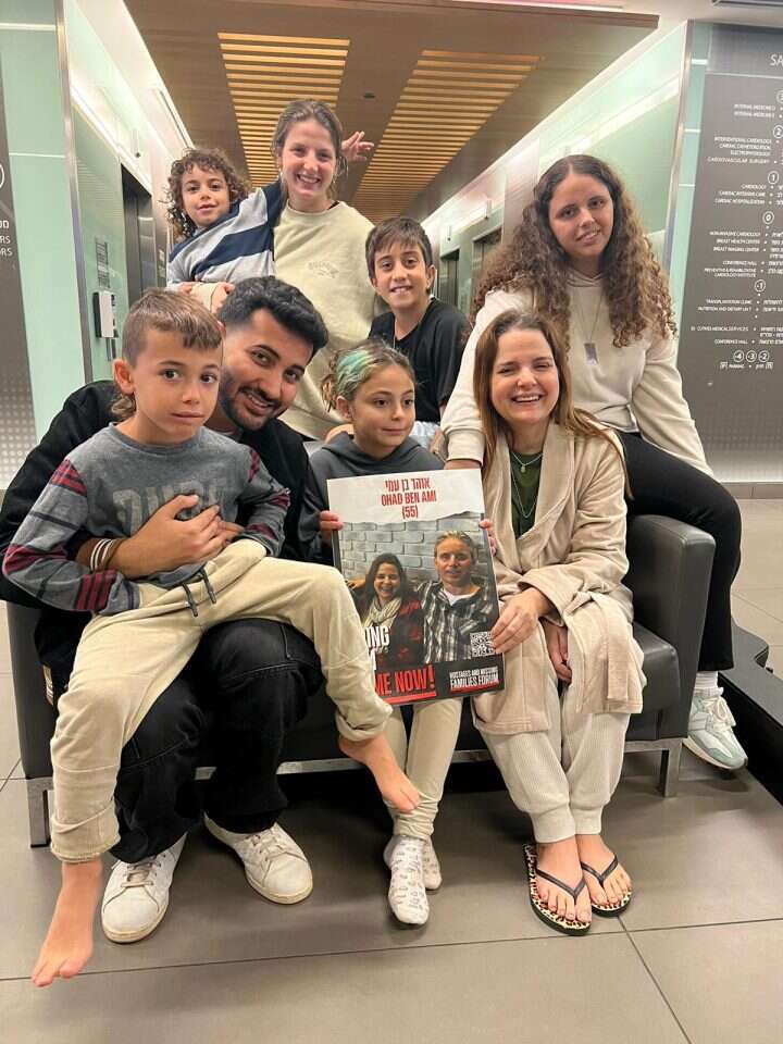 אהבו את השירים עוד לפני המלחמה. עם משפחת בן–עמי אחרי החזרה מהשבי.