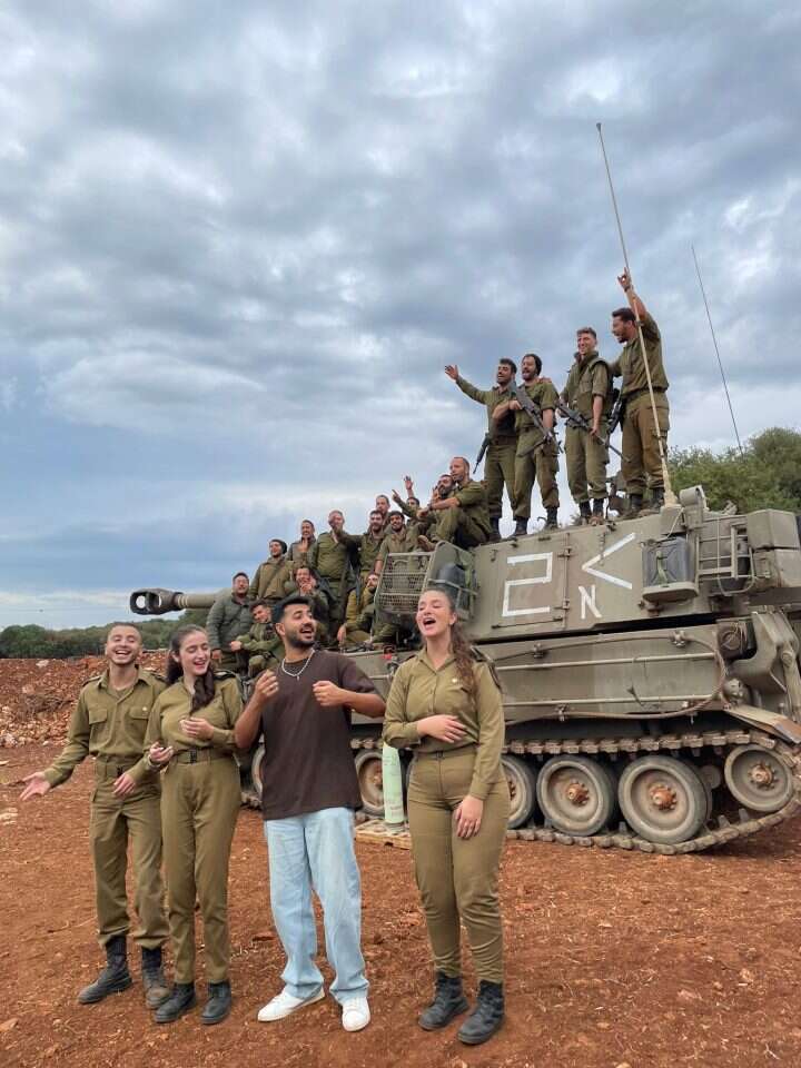"לכל אחד יש את התפקיד שלו בתרומה למדינת ישראל". אושרי בהופעה עם חיילים בחזית. | באדיבות המרואיין