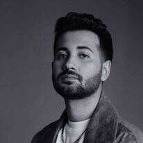 יגל אושרי. | שילת מזרחי. ע. צלמת: בתשבע סימן–טוב, איפור ושיער: דניאלה בר–דוד