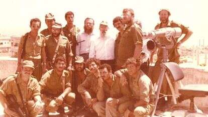 הרב דרוקמן והרב שלמה גורן בביקור אצל חיילים בחזית במהלך מלחמת לבנון הראשונה