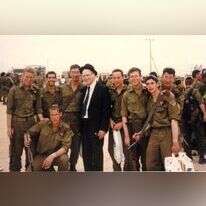 הרב ליכטנשטיין מבקר את תלמידיו בסיום הטירונות בגולני, אוגוסט 1990 . מימין לשמאל: אלי סיזל, יואל בורשטיין, יוסי שוורצפוקס, דניאל שרייבר, הרב ליכטנשטיין ובנו ש״י, דוד אייזן, ויקטור אופשטיין, דוד בראון (יושב). באדיבות ישיבת הר עציון