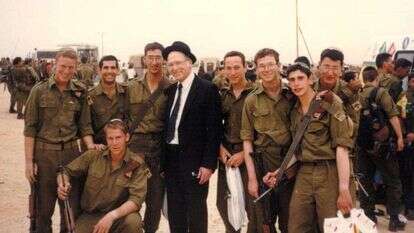 הרב ליכטנשטיין מבקר את תלמידיו בסיום הטירונות בגולני, אוגוסט 1990 . מימין לשמאל: אלי סיזל, יואל בורשטיין, יוסי שוורצפוקס, דניאל שרייבר, הרב ליכטנשטיין ובנו ש״י, דוד אייזן, ויקטור אופשטיין, דוד בראון (יושב). באדיבות ישיבת הר עציון