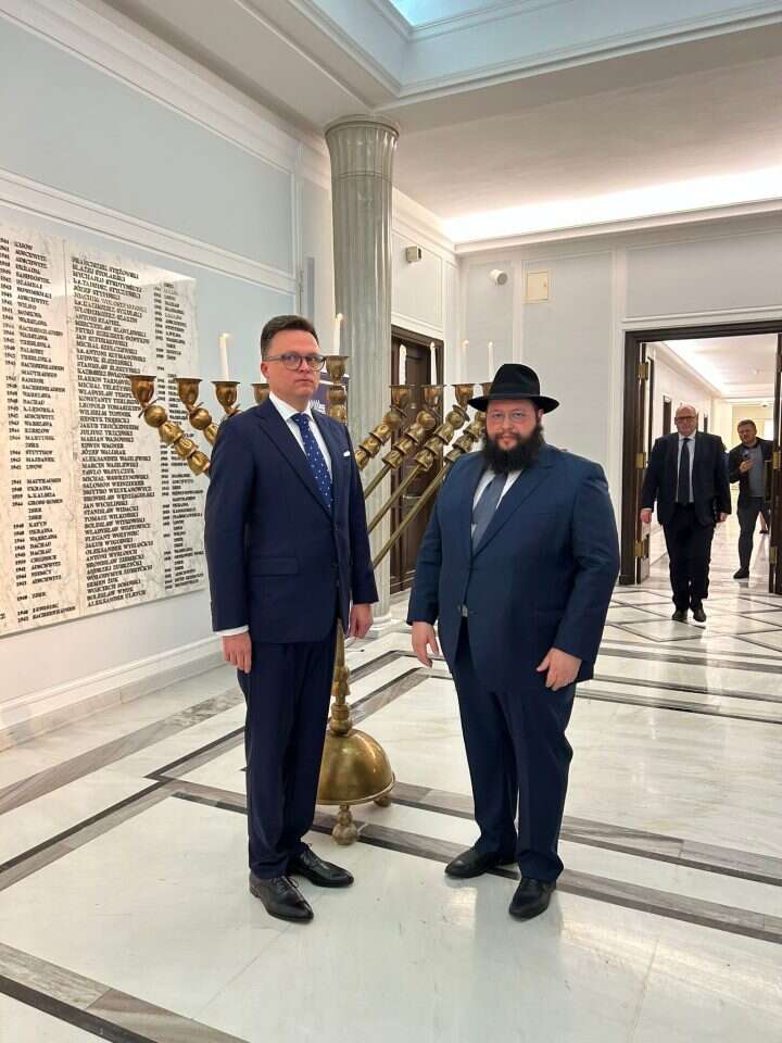 יו"ר הפרלמנט הפולני (משמאל) עם הרב שלום בער סטמבלר, ראש חב"ד פולין. | חב"ד פולין יו"ר הפרלמנט הפולני (משמאל) עם הרב שלום בער סטמבלר, ראש חב"ד פולין. | חב"ד פולין