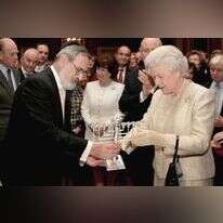 מנהיגות אינה משרה רשמית, היא גישה כללית לחיים. הרב זקס מעניק חנוכייה למלכה אליזבת, 2006. | איי. פי