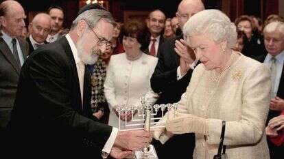 מנהיגות אינה משרה רשמית, היא גישה כללית לחיים. הרב זקס מעניק חנוכייה למלכה אליזבת, 2006. | איי. פי מנהיגות אינה משרה רשמית, היא גישה כללית לחיים. הרב זקס מעניק חנוכייה למלכה אליזבת, 2006. | איי. פי