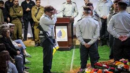 הלוויתו של מג"ד גדוד 13 סא"ל תומר גרינברג בהר הרצל, היום. | יונתן זינדל, פלאש 90 הלוויתו של מג"ד גדוד 13 סא"ל תומר גרינברג בהר הרצל, היום. | יונתן זינדל, פלאש 90