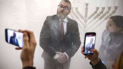 גז'גורז בראון לאחר שכיבה את החנוכייה בבניין הפרלמנט הפולני עם מטף. | Beata Zawrzel/NurPhoto via Getty Images גז'גורז בראון לאחר שכיבה את החנוכייה בבניין הפרלמנט הפולני עם מטף. | Beata Zawrzel/NurPhoto via Getty Images