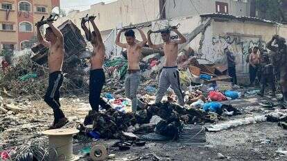 מחבלי חמאס נכנעים לצה"ל ברצועת עזה ומועברים להמשך חקירה. | דובר צה"ל