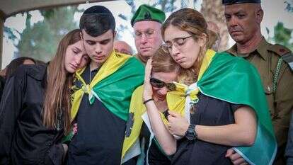 משפחה וחברים בהלווייתו של סמ"ר מאור כהן אייזנקוט. | נועם רבקין-פנטון, פלאש90 משפחה וחברים בהלווייתו של סמ"ר מאור כהן אייזנקוט. | נועם רבקין-פנטון, פלאש90