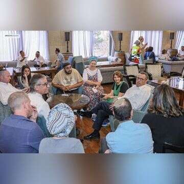 מפונים משדרות מתארחים בירושלים. מימין: ראש עיריית ירושלים, משה ליאון. | ארנון בוסאני