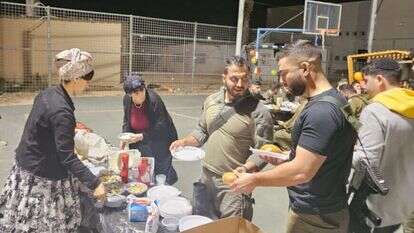 אירוח חיילים בשכונה. | באדיבות המצלם