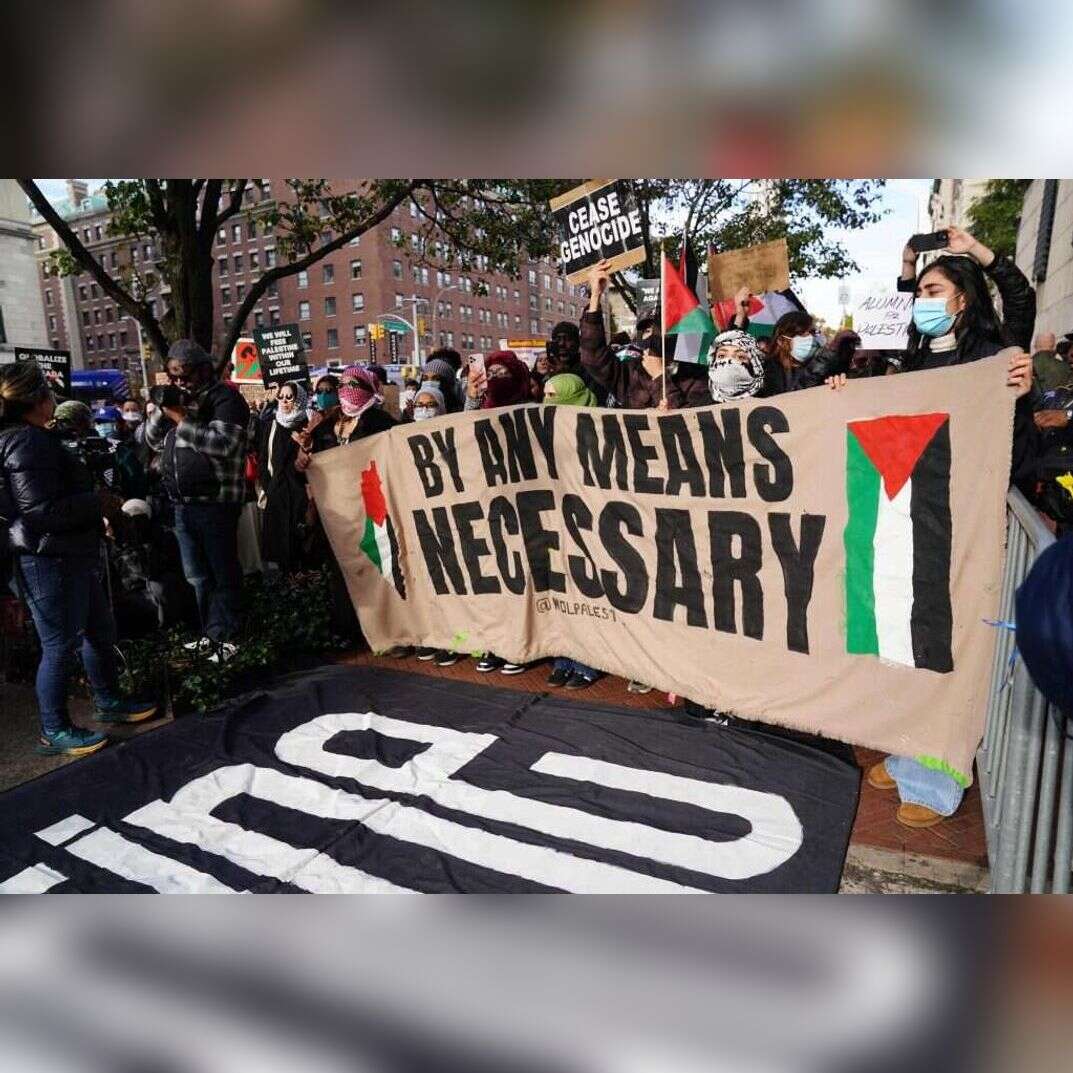 שלט עם הכיתוב "פלסטין, בכל האמצעים שיידרשו" - מחאה פרו פלסטינית עם אנטישמיות מרומזת בקמפוס אוניברסיטת קולומביה בניו-יורק. | בראיין ר. סמית', פלאש 90