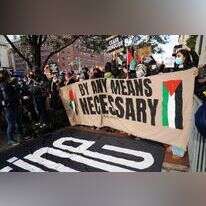 שלט עם הכיתוב "פלסטין, בכל האמצעים שיידרשו" - מחאה פרו פלסטינית עם אנטישמיות מרומזת בקמפוס אוניברסיטת קולומביה בניו-יורק. | בראיין ר. סמית', פלאש 90