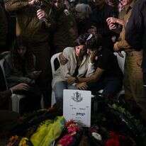 הלווייתו של אל"מ בן־בשט בבית העלמין בכפר־תבור, שלשום. | איי.פי