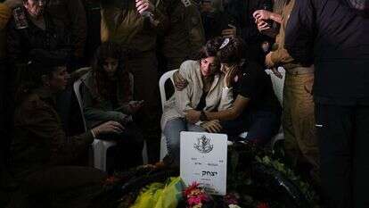 הלווייתו של אל"מ בן־בשט בבית העלמין בכפר־תבור, שלשום. | איי.פי