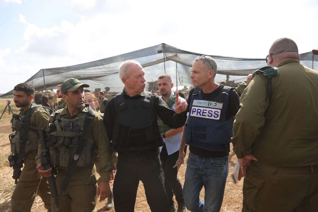 "בניגוד לכתבים אחרים, צה"ל הוא מקור המידע העיקרי של כתב צבאי". שרון בסיור עם שר הביטחון גלנט. | יח"צ