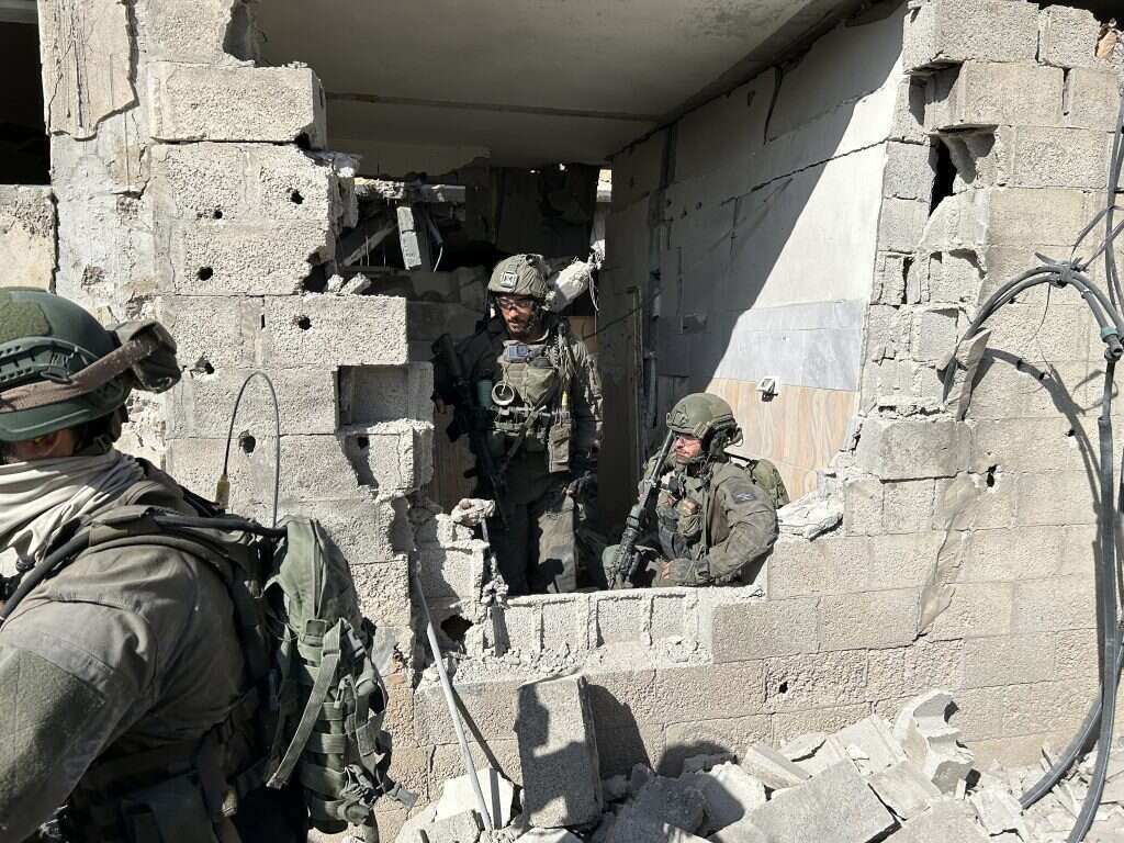 אלף תושבים נטשו. צה"ל בלב שג'אעיה, השבוע. | חגי סגל אלף תושבים נטשו. צה"ל בלב שג'אעיה, השבוע. | חגי סגל