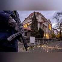 שוטר גרמני מחוץ לבית כנסת בפרנקפורט, גרמניה. | Michael Probst, AP