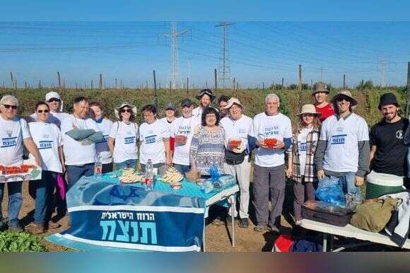 פעילי הרבעון הרביעי בקטיף במסגרת מבצע סיוע לחקלאים. | תנועת הרבעון הרביעי פעילי הרבעון הרביעי בקטיף במסגרת מבצע סיוע לחקלאים. | תנועת הרבעון הרביעי