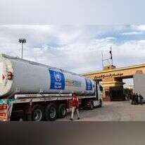משאית דלק של אונר"א במעבר רפיח. | איי.אף.פי