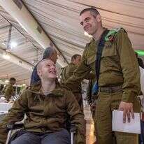 אל"מ יאיר צוקרמן עם סמל ינון. | יוסי אלוני