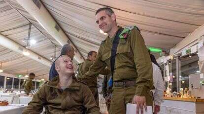 אל"מ יאיר צוקרמן עם סמל ינון. | יוסי אלוני