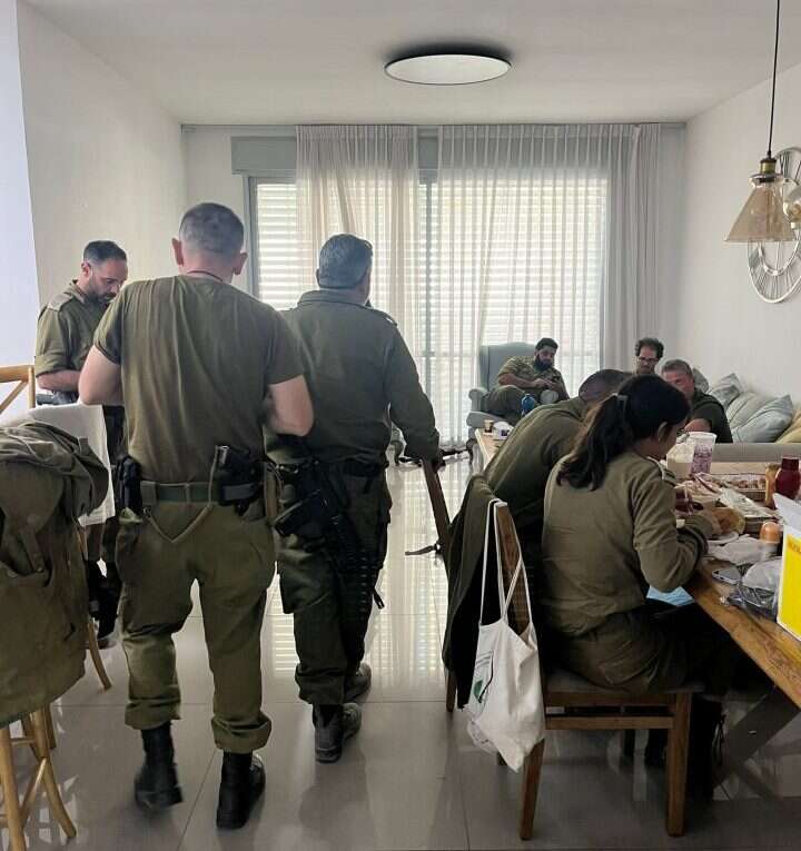 חיילים בבית מימון. | באדיבות המצלם