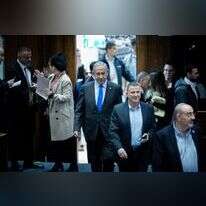 ראש הממשלה בנימין נתניהו וח"כ יולי אדלשטיין נכנסים למליאת הכנסת בהצבעה על תקציב המדינה. | יונתן זינדל, פלאש 90