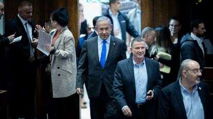 ראש הממשלה בנימין נתניהו וח"כ יולי אדלשטיין נכנסים למליאת הכנסת בהצבעה על תקציב המדינה. | יונתן זינדל, פלאש 90