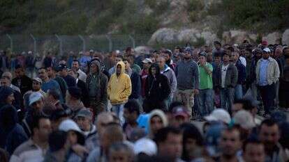 פועלים פלסטינים במעבר חשמונאים. | רויטרס