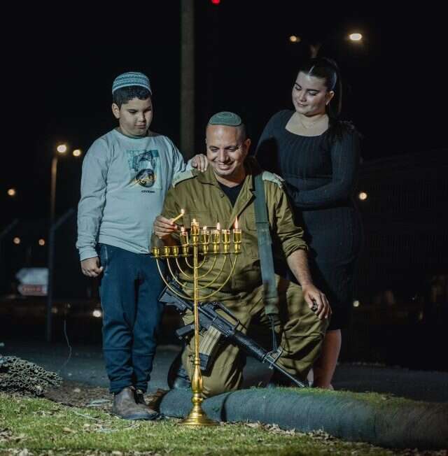 אביב מימון מדליק נרות חנוכה. | באדיבות המצלם