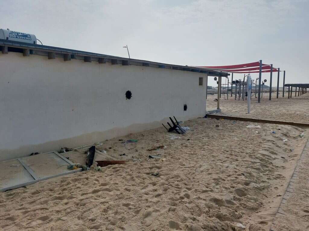 חורי הירי ומראות ההרס במתקני חוף זיקים, אחרי הטבח | אלישיב רייכנר