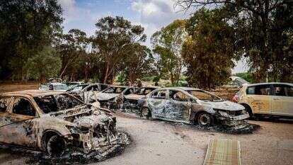 רכבים שרופים במתחם המסיבה ברעים. | חיים גולדברג, פלאש 90