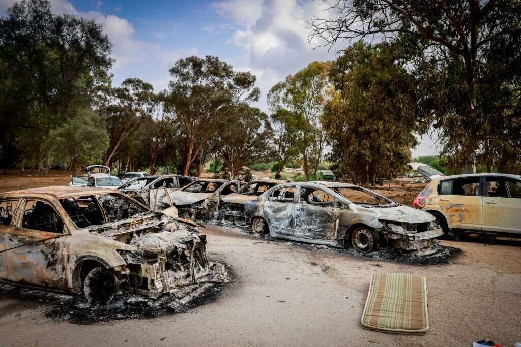 רכבים שרופים במתחם המסיבה ברעים. | חיים גולדברג, פלאש 90