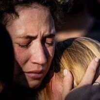 משפחה וחברים בהלווייתם של שלושה מבני משפחת שרעבי, ליאן, נויה ויהל, שנרצחו בדרום. | חיים גולדברג, פלאש90