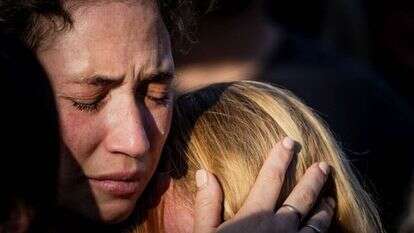 משפחה וחברים בהלווייתם של שלושה מבני משפחת שרעבי, ליאן, נויה ויהל, שנרצחו בדרום. | חיים גולדברג, פלאש90