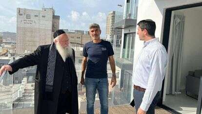 השר יצחק גולדקנופף בדירות החדשות בתל אביב למפוני קיבוץ רעים. | דוברות משרד הבינוי והשיכון