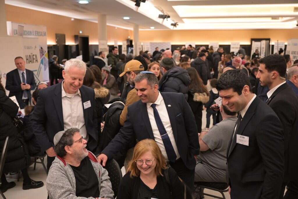 שר העלייה והקליטה אופיר סופר ביריד עלייה בצרפת. | יח"צ