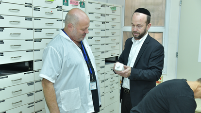 מנכ"ל חברים לרפואה, ברוך ליברמן במשרדי העמותה. | יח"צ