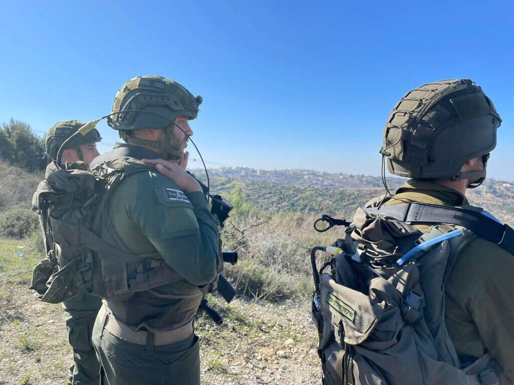כוחות צה"ל במרדף אחר המחבלים שביצעו את פיגוע הירי סמוך לראוובי